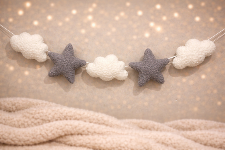 Girlanda handmade, wisząca dekoracja z chmurkami i gwiazdkami boucle