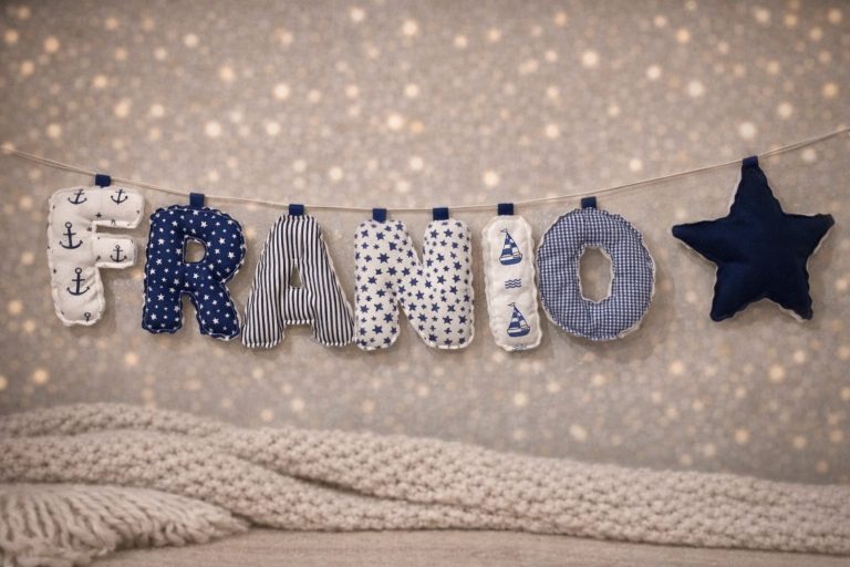 Girlanda imienna handmade z miękkimi literkami, dekoracja do pokoju dziecka w granatowej kolorystyce